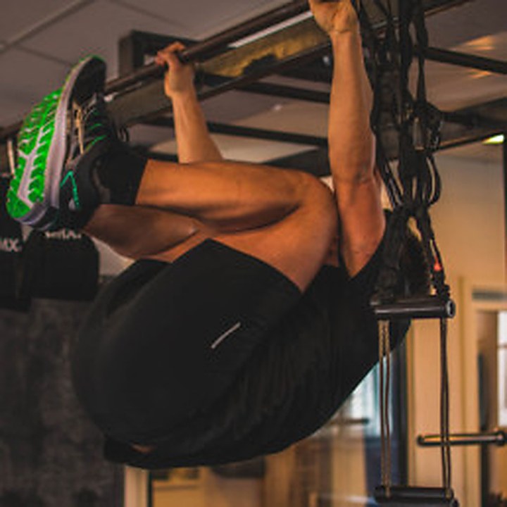 anders-træner-hængende-benløft-i-sporting-health-club